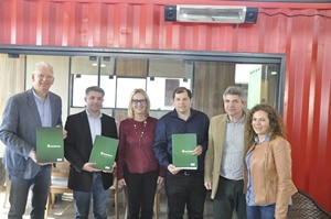 Assinatura dos contratos durante a Expointer (Foto: Divulgação/BADESUL)