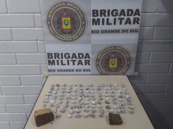 Com os indivíduos foram encontradas 195 gramas de maconha (Foto: Divulgação/BM)