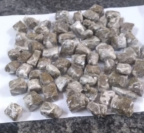 Foram apreendidas 172 porções de maconha (Foto: Divulgação/BM)