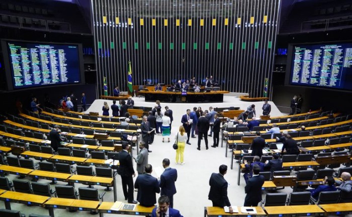 Deputados na sessão do Plenário desta terça-feira - (Foto: Pablo Valadares/Câmara dos Deputados)