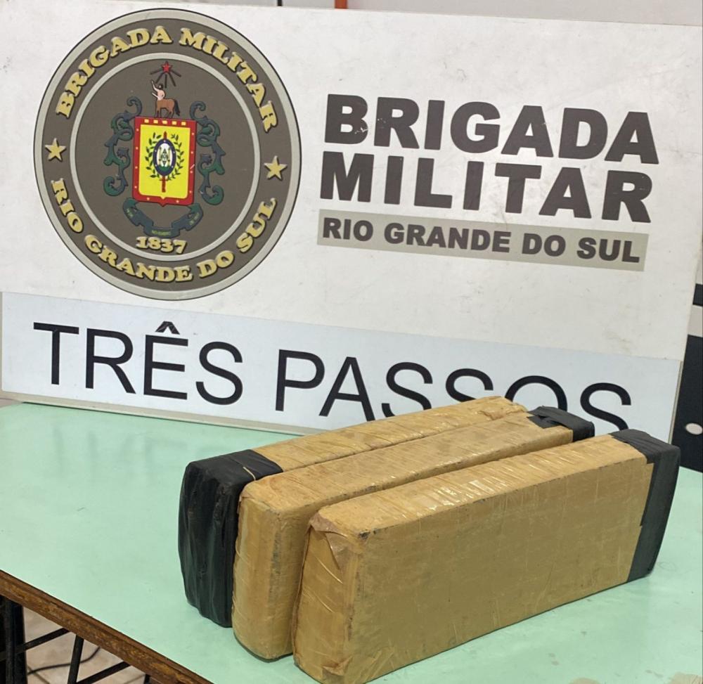 Drogas foram apreendidas por agentes do 7º BPM (Foto: Brigada Militar)