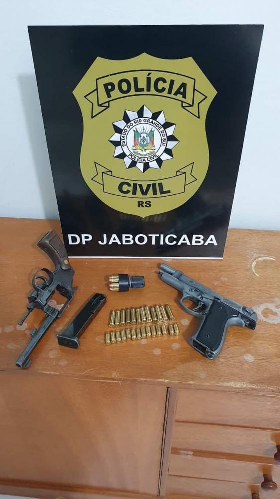 Armas apreendidas durante operação da Brigada Militar (Foto: Brigada Militar)