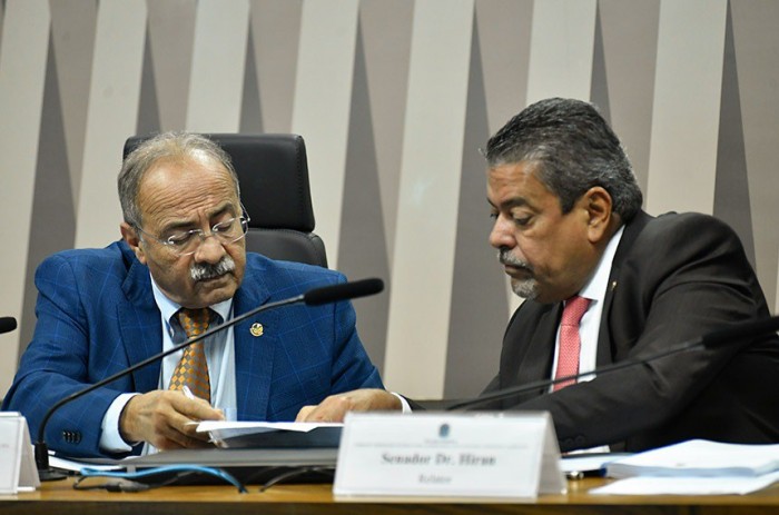 Relator na comissão temporária, dr Hiran conversa com o presidente Chico Rodrigues sobre os acertos finais no seu parecer, antes da aprovação pelo colegiado