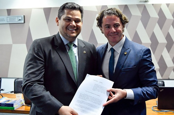 Davi entrega o relatório a Veneziano Vital do Rêgo - Foto: Geraldo Magela/Agência Senado