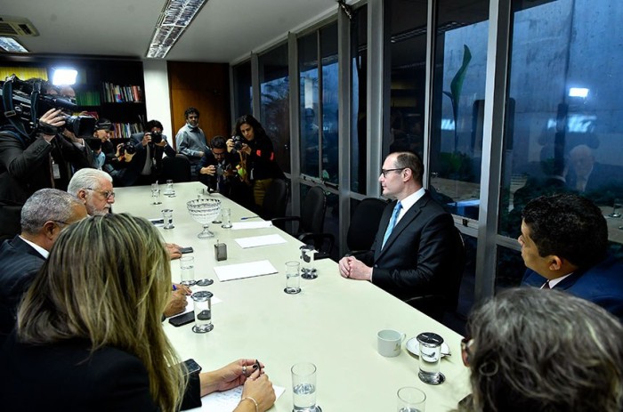 Cristiano Zanin, na imagem em conversa com senadores, será sabatinado pela CCJ no dia 21 de junho - Foto: Geraldo Magela/Agência Senado