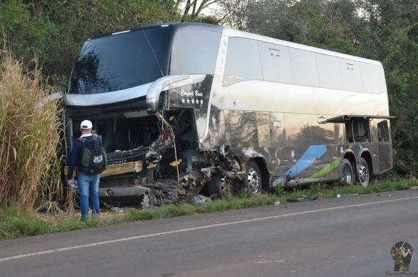Acidente ocorreu na madrugada deste domingo, no trecho entre Rondinha e Sarandi (Foto: Reprodução/Rogério Machado Blog)