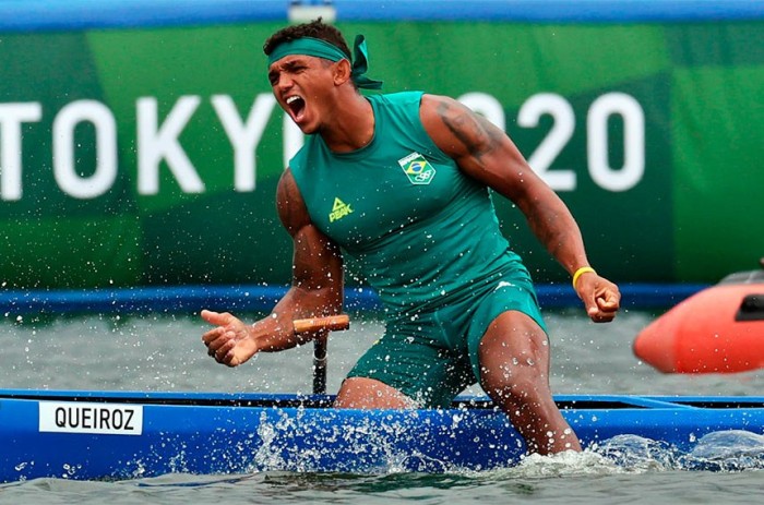 Isaquias Queiroz na Olimpíada de Beijing, em 2022, em que ganhou medalha de ouro na canoagem; sessão de homenagem ao esporte olímpico é de iniciativa da senadora Leila Barros