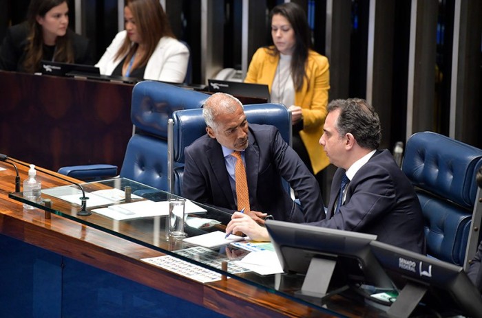Romário, autor da iniciativa de sessão especial, conversa com o presidente do Senado, Rodrigo Pacheco - Foto: Jonas Pereira/Agência Senado