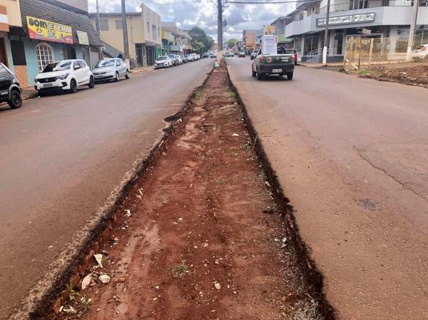 Construção dos novos canteiros centrais segue ao longo de toda a Avenida Presidente Vargas (Foto: Diones Roberto Becker)