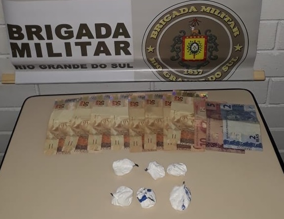 Foram apreendidas seis buchas de cocaína totalizando 30 gramas, além de R$ 417,00 em dinheiro (Foto: Divulgação/7º BPM)