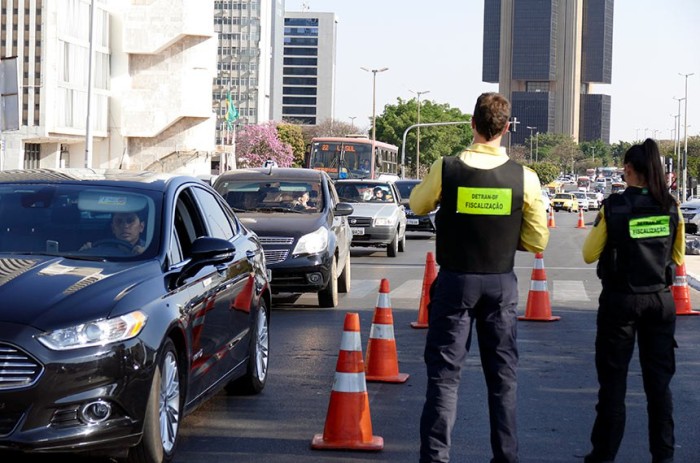 Fiscalização de trânsito por agentes do Detran no Distrito Federal