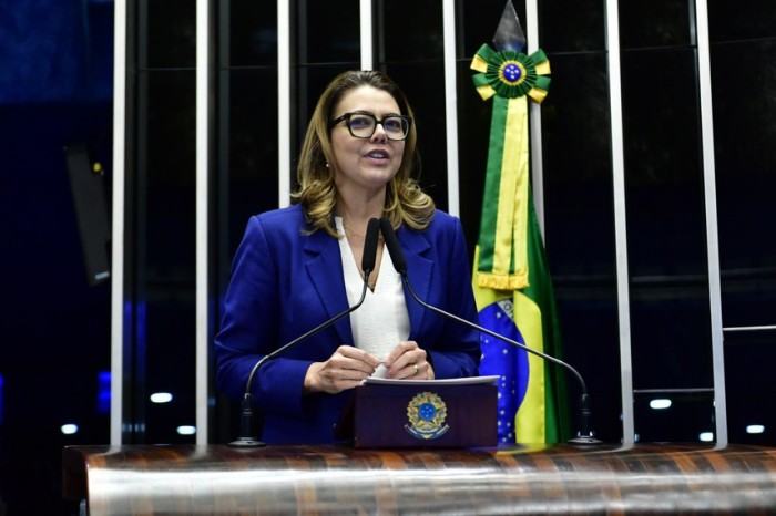 Proposta foi defendida em Plenário pela relatora, Leila Barros