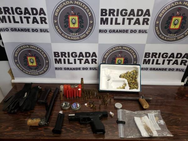 Objetos estavam de posse de dois adolescentes (Foto: Divulgação/BM)