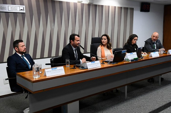 Soraya Thronicke (C) comandou debate com especialistas e representantes do setor na CRA - Foto: Marcos Oliveira/Agência Senado