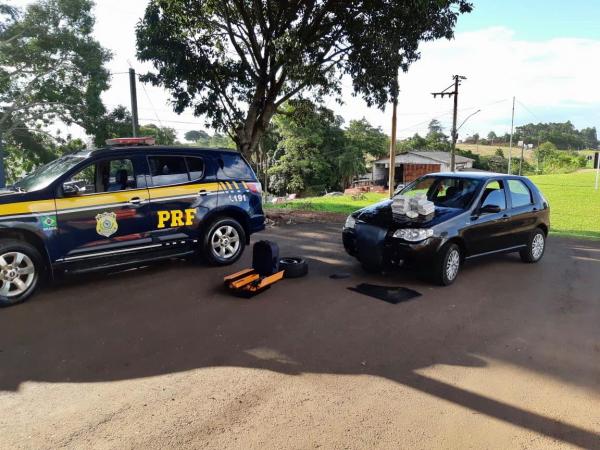 Entorpecentes eram transportados no para-choque do carro (Foto: Divulgação/PRF)