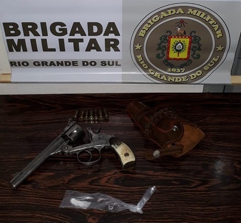 Revólver calibre 38, munições e a bucha de cocaína que foram apreendidos pelos policiais militares (Foto: Divulgação/BM)