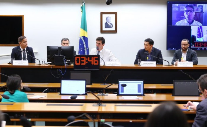 Deputado Luiz Lima (C) presidiu a reunião da Comissão do Esporte - (Foto: Vinicius Loures/Câmara dos Deputados)