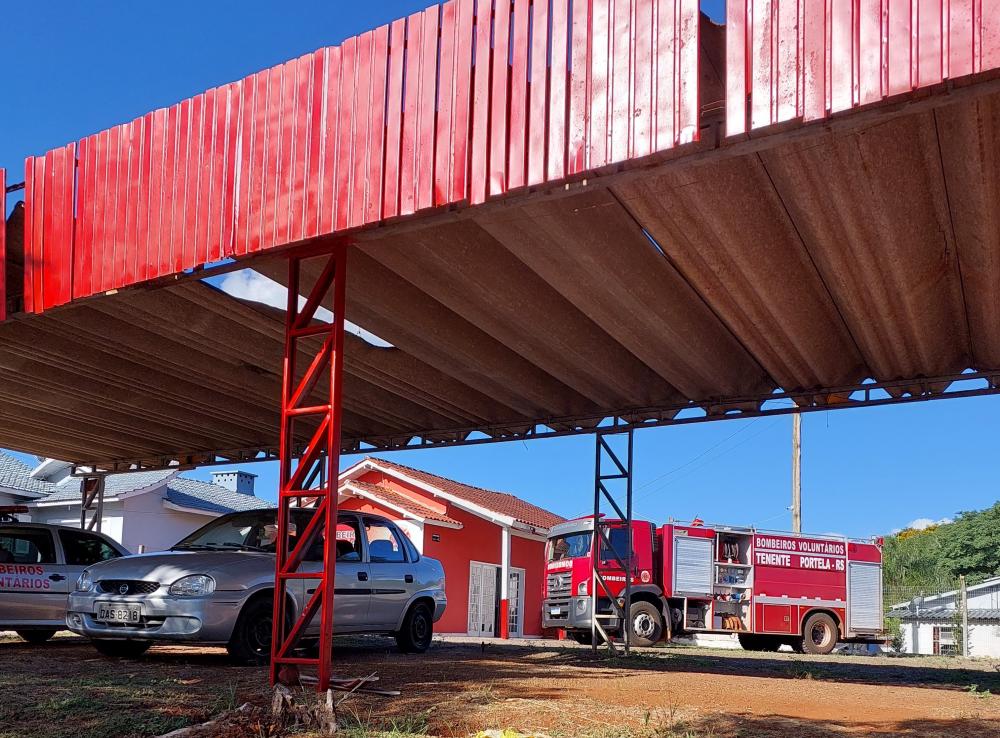 Bombeiros Voluntários de Tenente Portela esperam a assinatura de convênio (Foto: Jonas Martins)
