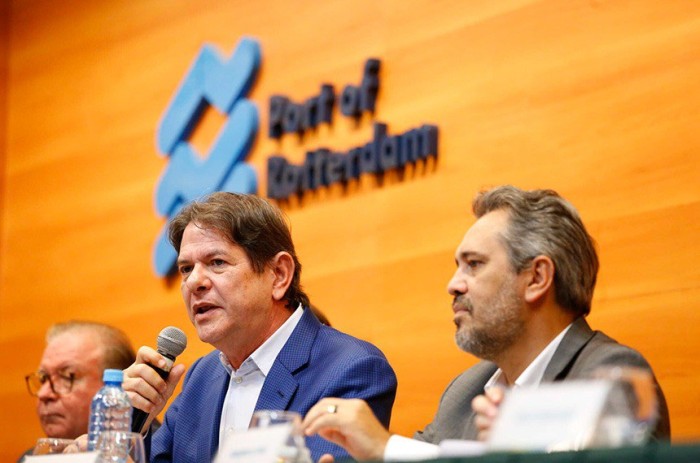 O senador Cid Gomes na audiência, ao lado do governador Elmano de Freitas (à dir.)