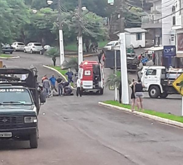 SAMU fez atendimento ao ferido e o conduziu ao HSA (Foto: Jornal Província/Especial)