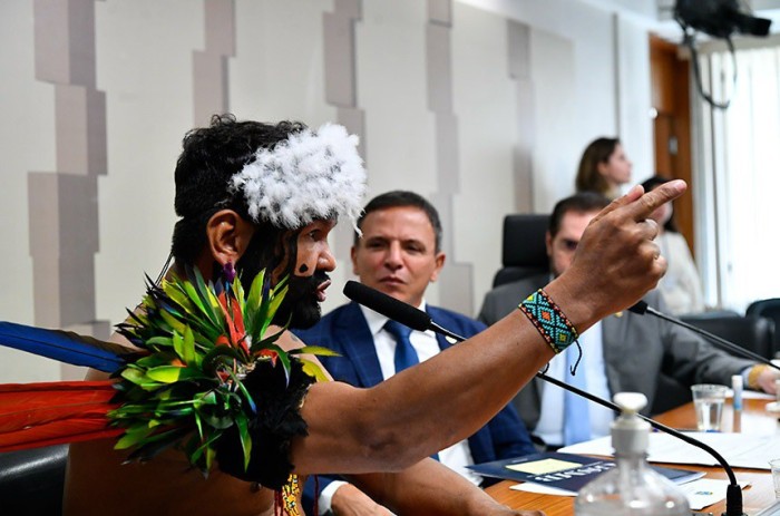 Marcio Bittar , relator da CPI das ONGs, acompanha relato de uma das lideranças indígenas que reivindicam controle e fiscalização pelas próprias etnias dos recursos federais e internacionais repassados às comunidades