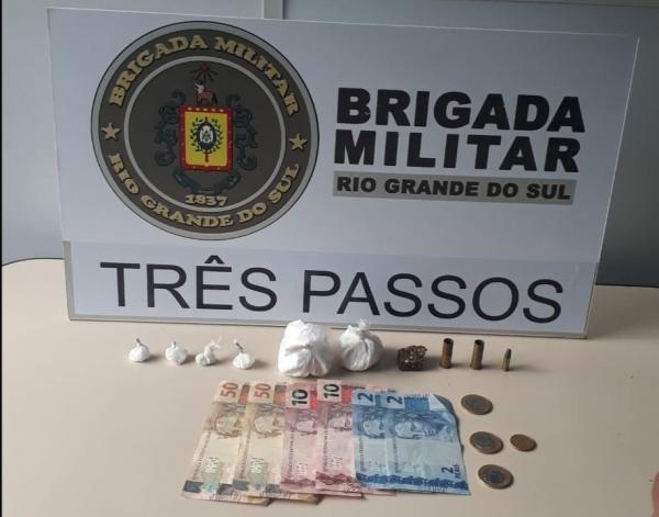 Drogas, munições e outros materiais apreendidos pelos policiais militares na tarde da quarta-feira (16/12) (Foto: Divulgação/BM)