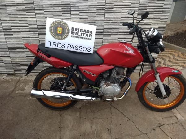 Motocicleta foi recuperada durante abordagem policial no bairro Frei Olímpio em Três Passos (Foto: Divulgação/BM)