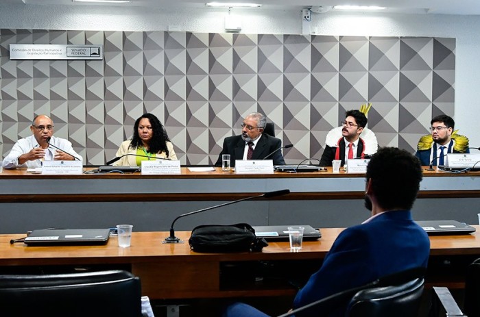 Paulo Paim (C) e convidados da audiência; ao microfone, Antônio Cerqueira, do Cimi - Foto: Geraldo Magela/Agência Senado