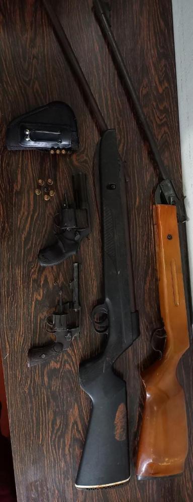 Armas foram apreendidas durante a operação (Foto: Polícia Civil)