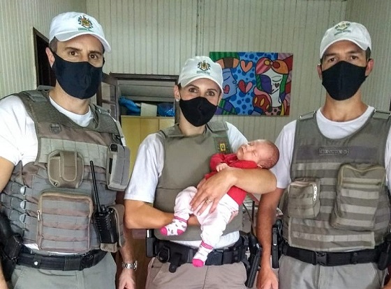 Policiais militares aplicaram a manobra de Heimlich e o bebê voltou a respirar (Foto: Divulgação/7º BPM)
