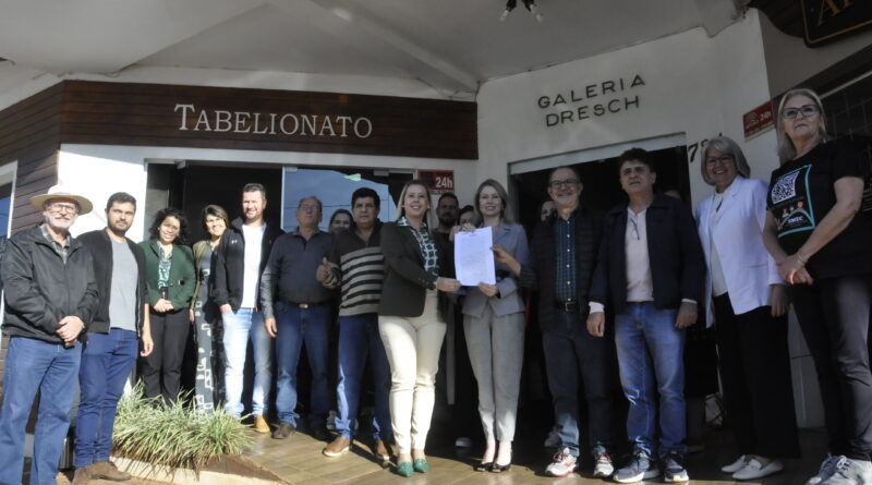 Prefeita Lilian Fontou Depiere assina documentação de compra em ato oficial no tabelionato, com presença de autoridades locais (Foto: Jornal Celeiro)