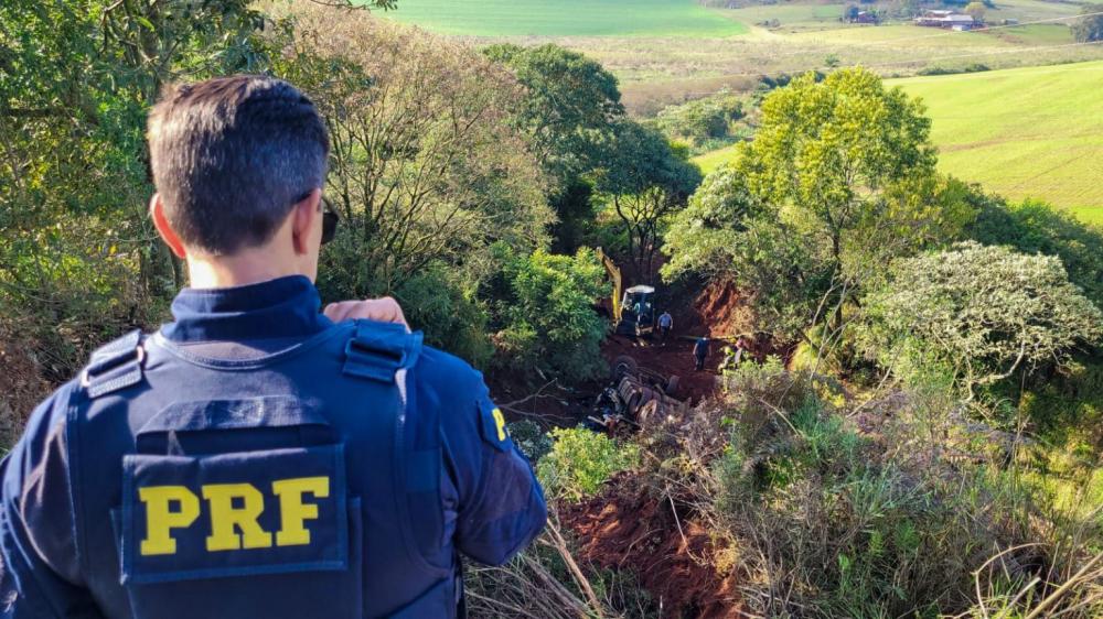 Acidentes envolvendo capotamentos resultam em duas vítimas fatais e um ferido grave (Foto: PRF)