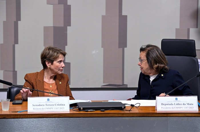 A relatora, senadora Tereza Cristina, e a presidente da comissão mista, deputada Lídice da Mata - Foto: Jefferson Rudy/Agência Senado