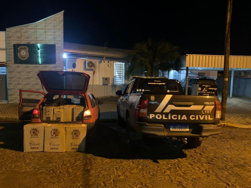 Veículo suspeito é abandonado pelo condutor e caixas de cigarros são encontradas pela polícia (Foto: Polícia Civil)