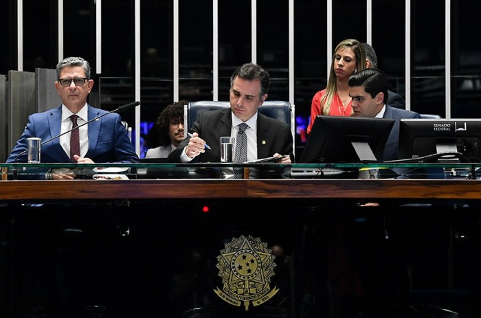 Em sessão solene, Rodrigo Pacheco (ao lado de Rogério Carvalho, à esq.) assina a Emenda Constitucional 129 - Foto: Jefferson Rudy/Agência Senado