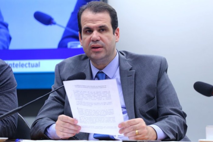 O autor da proposta, deputado Aureo Ribeiro - (Foto: Vinicius Loures/Câmara dos Deputados)