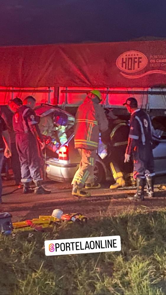 Motorista precisou ser retirado das ferragens (Foto: Sandro Medeiros/Portela Online)