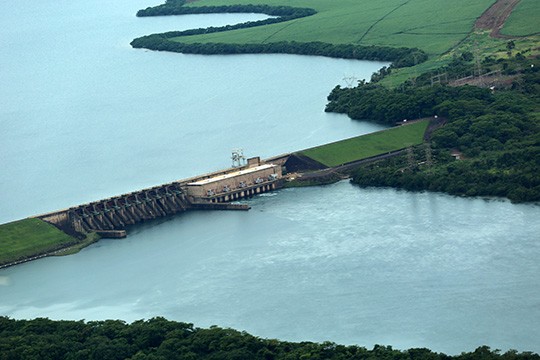 Usina Hidrelétrica Volta Grande (UHE Volta Grande) no rio Grande na divisa entre Conceição das Alagoas (MG) e Miguelópolis (SP) - Foto: Raylton Alves / Banco de Imagens ANA