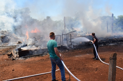 Incêndio foi controlado com a ajuda de populares e voluntários (Foto: Guia Crissiumal)