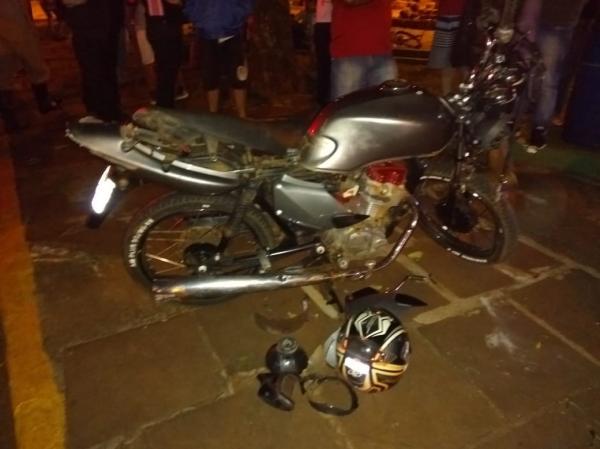 O condutor da motocicleta Honda CG 125 foi encaminhado ao Hospital Santo Antônio após a colisão. (Foto: Reprodução/Redes sociais)