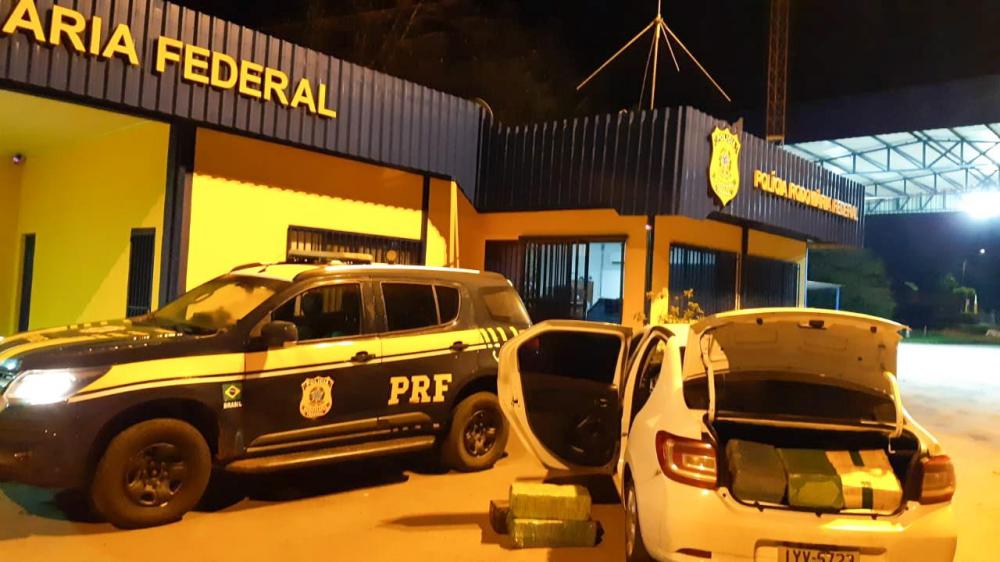 Droga era transportada dentro de um carro (Foto: PRF/Divulgação)