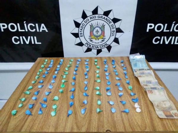 Buchas de cocaína e o dinheiro apreendidos na ação desencadeada na quarta-feira (23/12), em Padre Gonzáles (Foto: Divulgação/Polícia Civil)