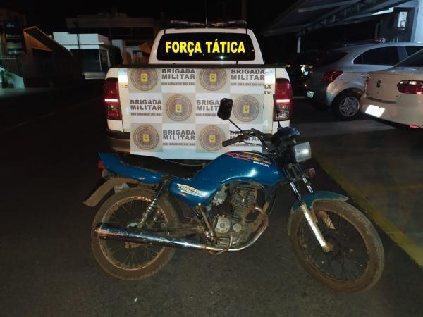 Motocicleta não possui identificação veicular e será encaminhada à perícia para descobrir sua origem (Foto: Divulgação/37º BPM)
