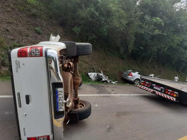 Com o impacto, Toyota Hilux capotou (Foto: Divulgação/PRF)