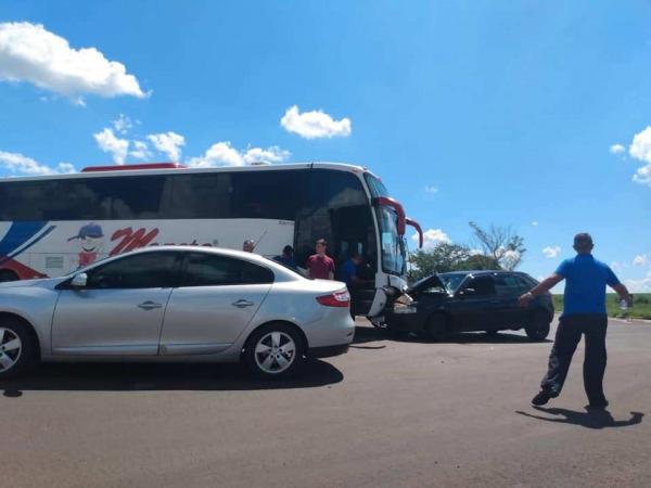 Ônibus tentava ingressar na BR 468 em direção à Três Passos e o VW Gol seguia no sentido Campo Novo - Santo Augusto (Foto: Reprodução/WhatsApp)