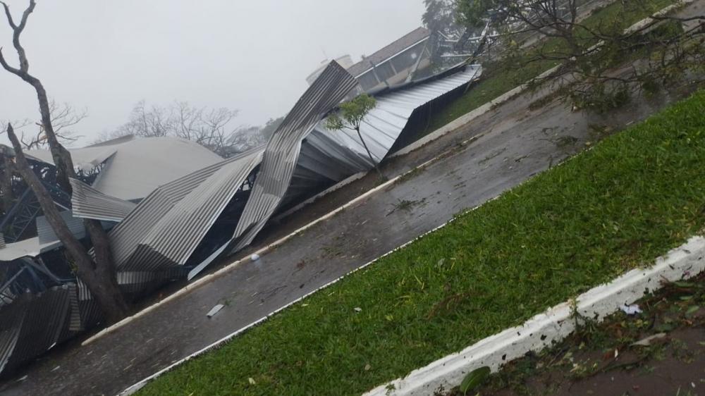 Estragos foram registrados na cidade e no interior de Sede Nova (Foto: reprodução/Redes Sociais)