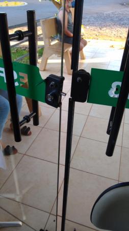 Porta da frente do posto de saúde foi arrombada durante a madrugada