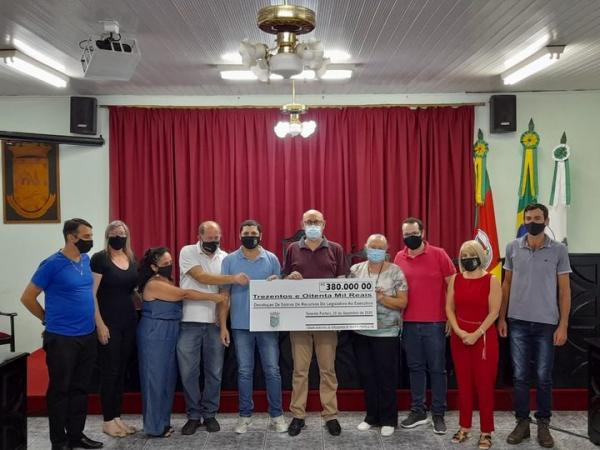 Vereadores realizaram a entrega de um cheque simbólico para o prefeito Carboni (Foto: Divulgação)