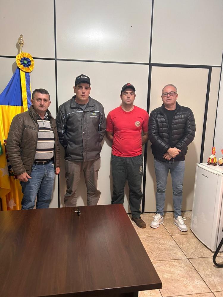 Assinatura ocorreu no Gabinete do prefeito em Miraguaí (Foto: Rádio Líder/Cleiton Figueiredo)