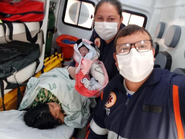 Atendentes realizaram o trabalho de parto dentro da ambulância do SAMU (Foto: Gilberto Amaral)